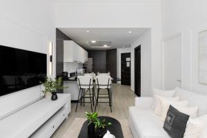 Maison Privee - Sleek Stay in Dubai Marina Famous Twisting Tower