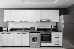 Maison Privee - Sleek Stay in Dubai Marina Famous Twisting Tower