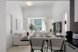 Maison Privee - Sleek Stay in Dubai Marina Famous Twisting Tower