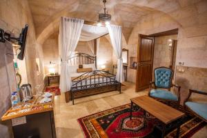 King Suite room in Caldera Cave Hotel
