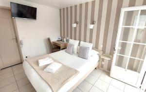 Hotels Logis Hotel La Rosiere----Situe entre BAYEUX et ARROMANCHES : photos des chambres