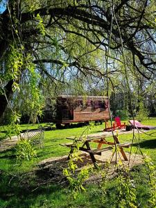 Maisons de vacances Jolie roulotte au bord de la mare : photos des chambres