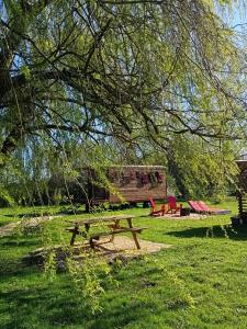Maisons de vacances Jolie roulotte au bord de la mare : photos des chambres