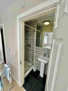 Two bedroom apartmentin communal gardens