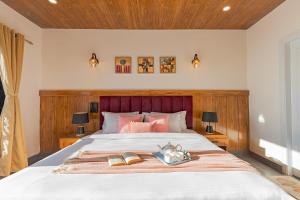 Alaya Stays Evara - 2 BHK Hilltop Hideaway With Balcony, Fireplace & Scenic Views