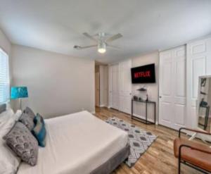 Relaxing 1 Story Villa Hot Tub BBQ By the Strip