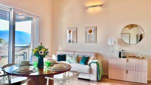 Brighter Days - Two-room apartment with lake view and pool