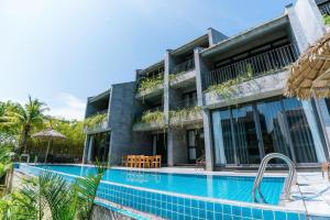 Gold Riverside Apartment & Villa