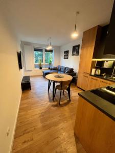 Apartament Julia 1-4 os Starowapiennikowa 42a z balkonem, klimatyzacją i miejscem parkingowym