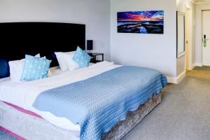 King Room with Garden View room in Mercure Honiley Court Hotel