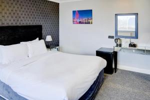King Room room in Mercure Honiley Court Hotel