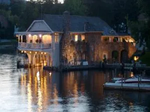 Lake George Boathouse Bed & Breakfast - Comstock