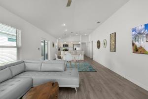 Spacious Golf Retreat-2 King Beds-Golf Cart- Full Kitchen & TVs in Every Room