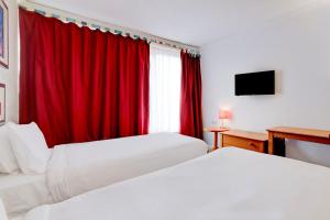 Standard Triple Room room in OYO The Chiltern Hotel