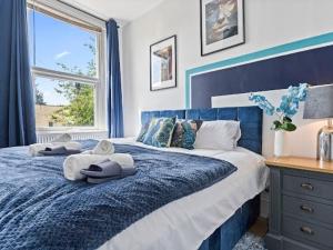 Stylish 5-Bedroom Home, BS6, Perfect for Groups, High-Speed Wi-Fi