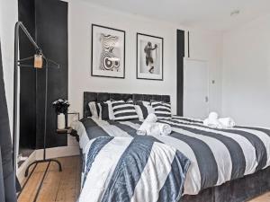 Stylish 5-Bedroom Home, BS6, Perfect for Groups, High-Speed Wi-Fi