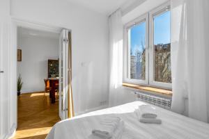 Wola Ratusz Serene Apartment by BookingHost