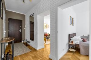 Wola Ratusz Serene Apartment by BookingHost