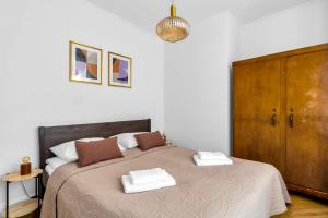 Wola Ratusz Serene Apartment by BookingHost