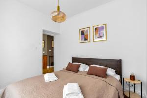 Wola Ratusz Serene Apartment by BookingHost