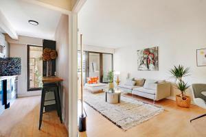 Spacieux 2 pièces rénové avec terrasse et parking proche La Défense