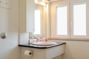 Sunny relais by the sea with park