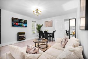 Stylish 2 Bedroom House - Parking - Netflix 11HA