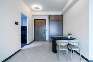 Minimal Luxury Apartment District 4