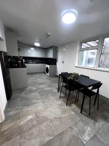 Bright & Spacious 4 Double Bedroom Home for 8 People