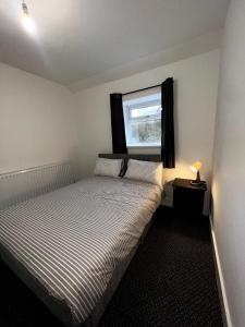 Bright & Spacious 4 Double Bedroom Home for 8 People