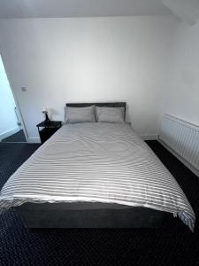 Bright & Spacious 4 Double Bedroom Home for 8 People