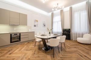 Lázár 16 - Budapest Royal Opera Suite, Best Location by BQA - Hoteles de 4 estrellas en Budapest