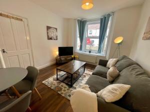 Broad House Central Location Long Stay Sleeps 10