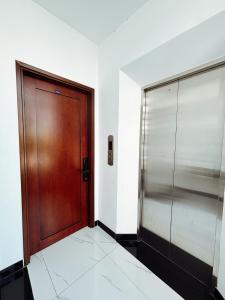 LetuB02 Large Bathtub Business Couple Suite Family Travel Area 1 Adjacent