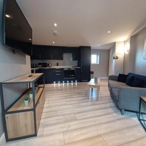 Brand New Beautiful & Cosy-1B with parking