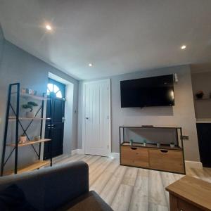 Brand New Beautiful & Cosy-1B with parking