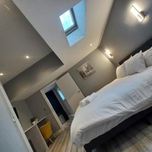 Brand New Beautiful & Cosy-1B with parking