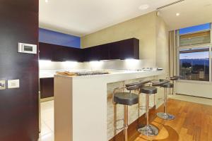 Sea View 3bed Apt w Pool near Beaches Glen Sunsets