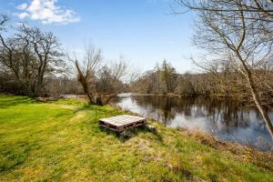 Cozy Chalet in Strathpeffer Highlands river views