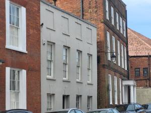 West Pallant Georgian Townhouse in City Centre with Courtyards, BBQ & Log Burners - Dogs Welcome! Chichester Holiday Properties