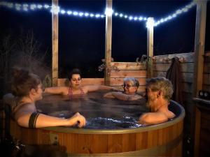 Maisons de vacances Tiny Gite le Roscoland a La Marc-Quize, avec dortoir mansarde, piscine partagee a debordement en exterieur, bain nordique a 38 degres en prestation supplement sur reservation horaire anticipee 1 place de parking sous reservation horaire anticipee : photos des chambres