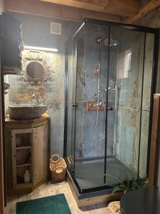 Maisons de vacances Tiny Gite le Roscoland a La Marc-Quize, avec dortoir mansarde, piscine partagee a debordement en exterieur, bain nordique a 38 degres en prestation supplement sur reservation horaire anticipee 1 place de parking sous reservation horaire anticipee : photos des chambres
