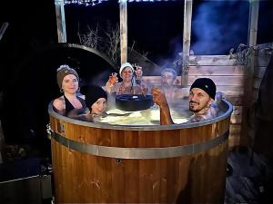 Maisons de vacances Tiny Gite le Roscoland a La Marc-Quize, avec dortoir mansarde, piscine partagee a debordement en exterieur, bain nordique a 38 degres en prestation supplement sur reservation horaire anticipee 1 place de parking sous reservation horaire anticipee : photos des chambres