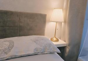 zentrale Design-Ferienwohnung mit Balkon und Stellplatz in Karlsruhe - APOLONIAliving