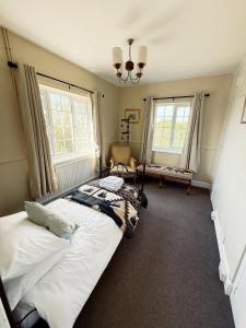 Elms Farm Cottages - White Swans