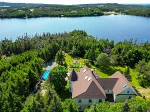 Pondside Bliss Wprivate Pool - Magical Getaway - Holyrood