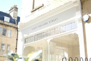 Spacious City Centre Apartment Bath