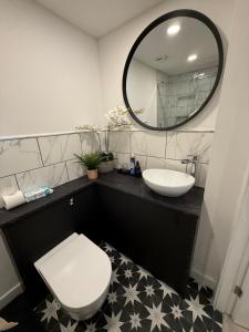 Lux Private Entrance 1 bed Studio - Free Parking - ideal for COOP Live, MCR City Centre, Salford Royal Hospital & Buile Hill Mansion wedding venue