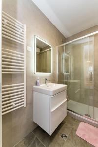 Flora & Dita with free private parking