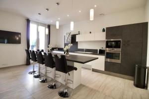 508 Cannes Spacious 4 Bedroom Apartment with Sunny Terrace